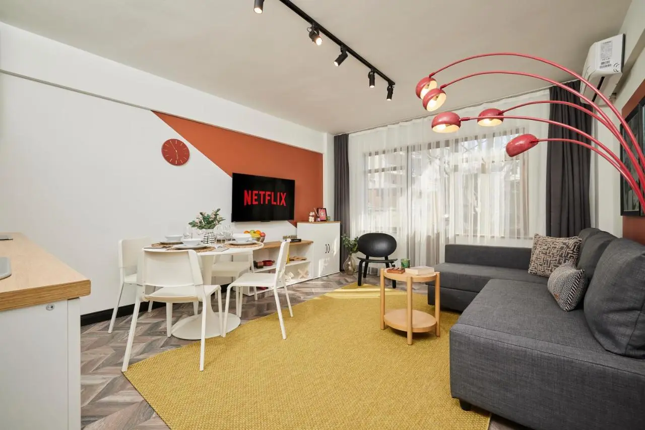 Bright & Modern 2-Bedroom Flat Near Metro