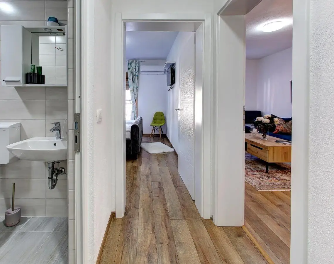 Guesthouse Check In - Apartments & Rooms