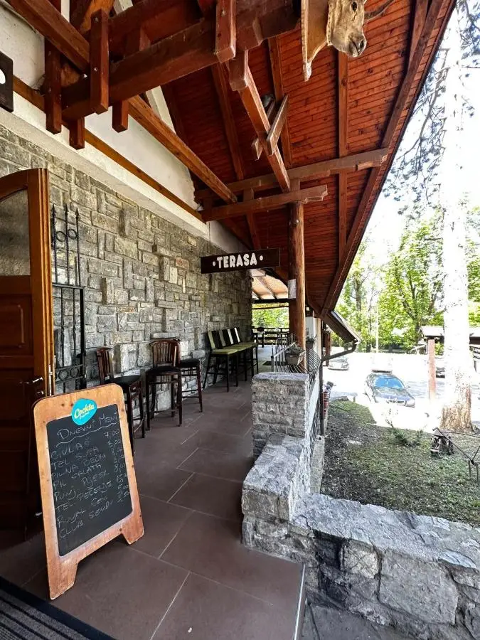 Prenoćište/Restoran Lovac