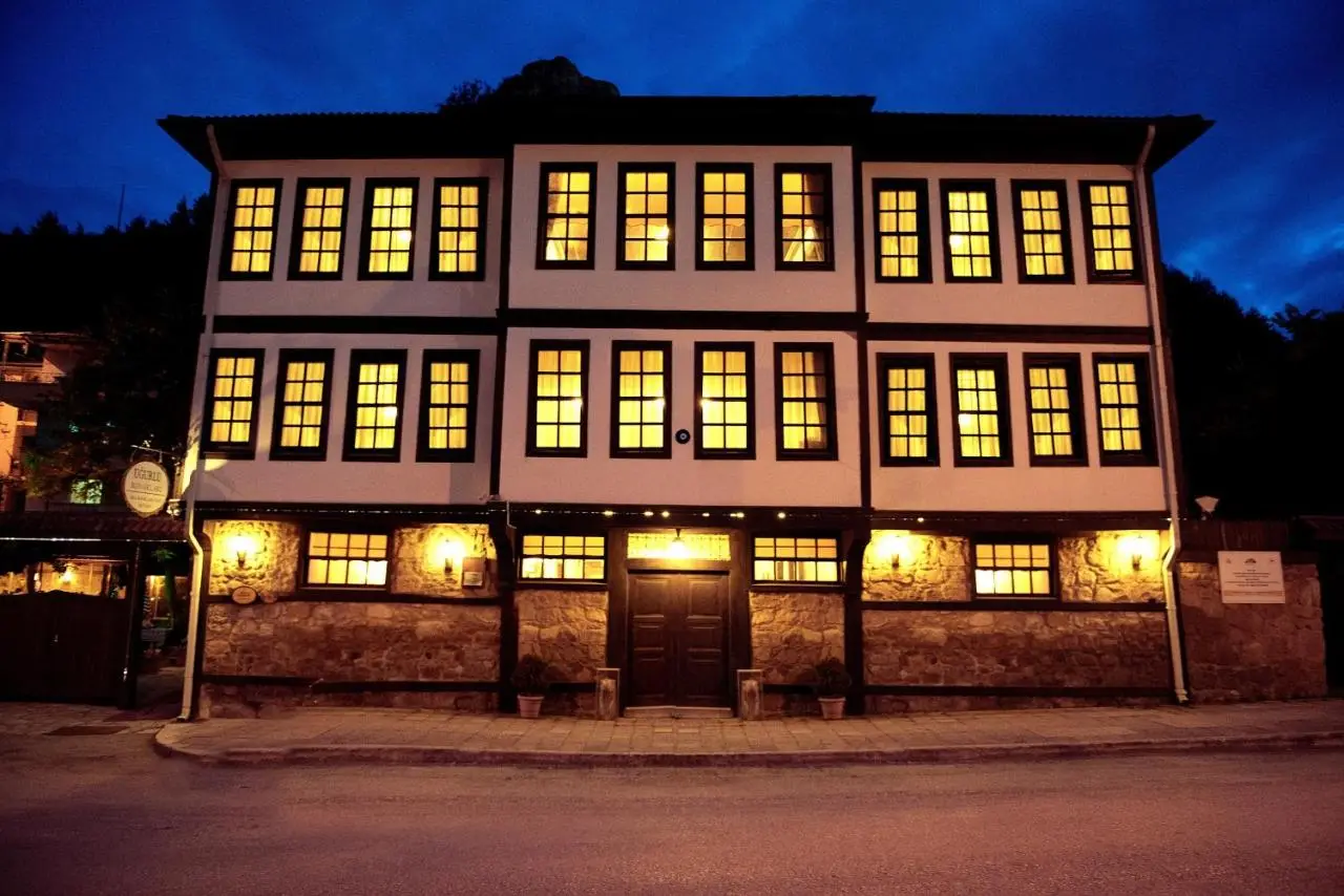 Uğurlu Konakları