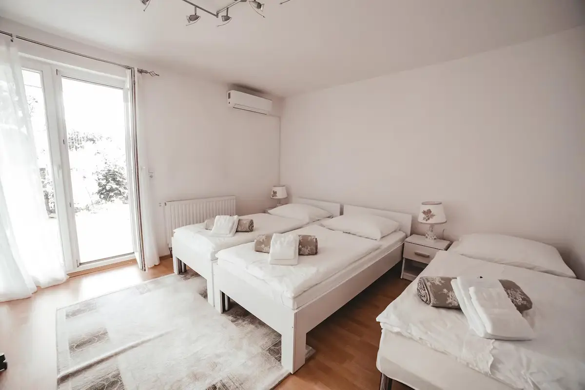 Go2Bihac Villa, 8 bedrooms, 7 bath, 10 aircon.