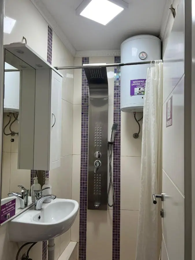 Hostel Mirror