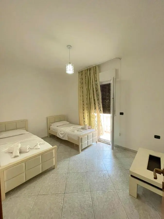 Villa Joli - Spacious Houses with Yard & Parking in Central Vlore