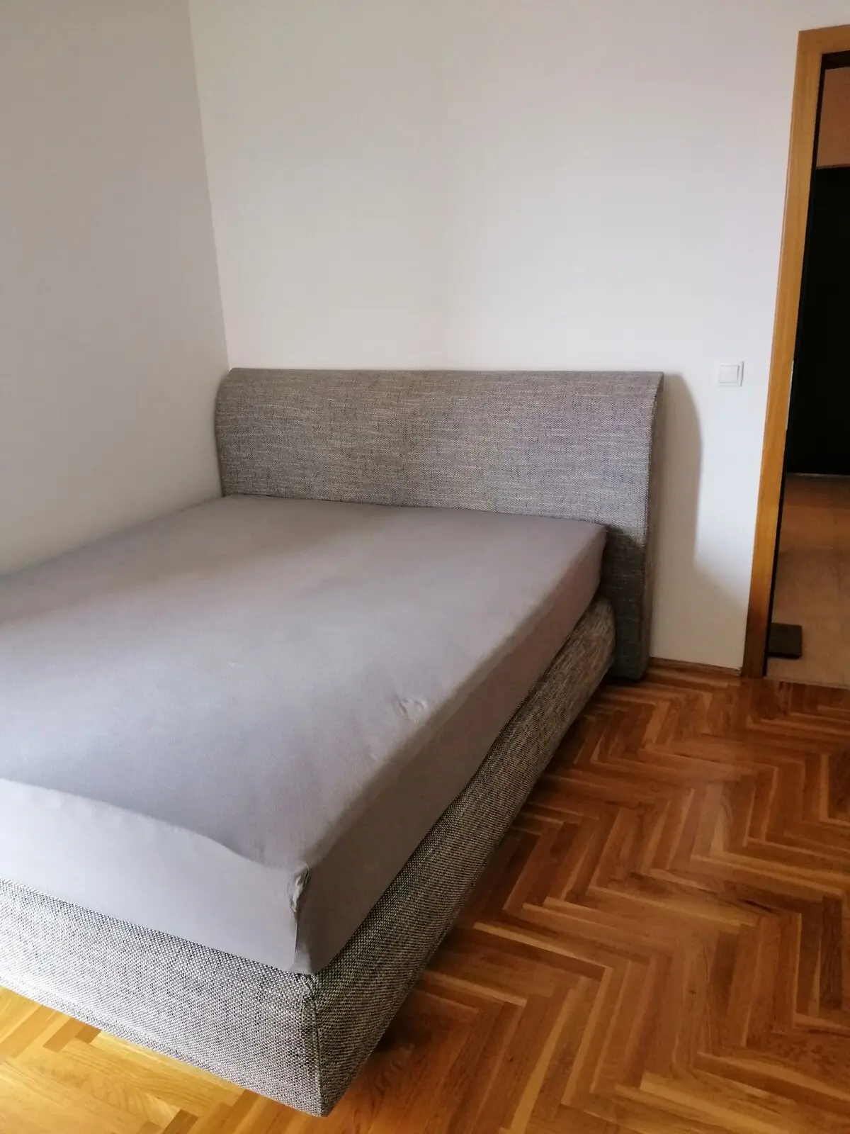 SUNNY large apartment\5 min from the airport