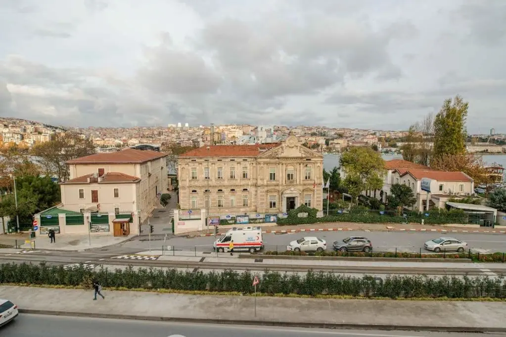 Waterfront Apartment by the Tram - Terrace with Dome & Golden Horn View in Fatih