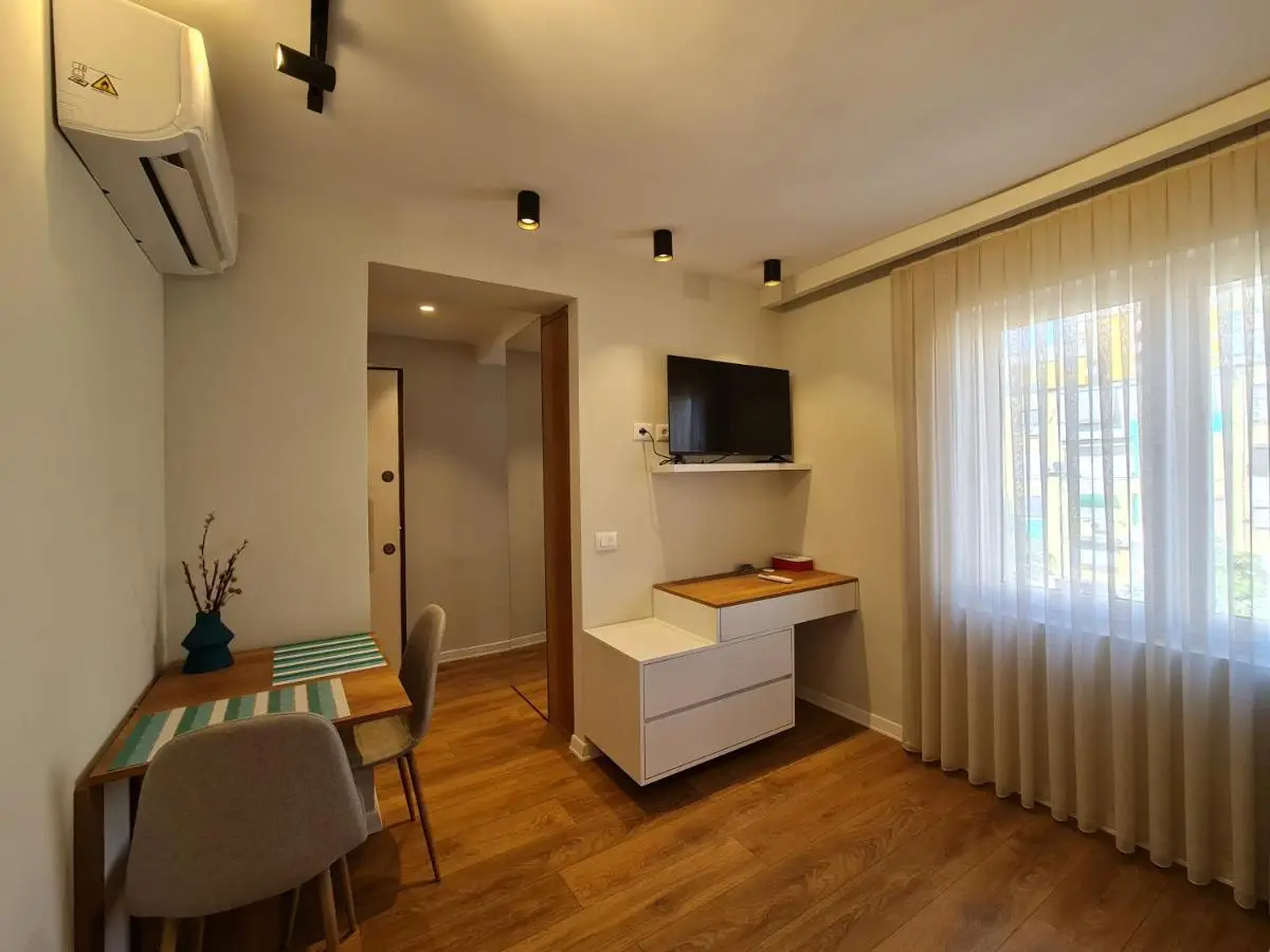 Adore - Modern Studio