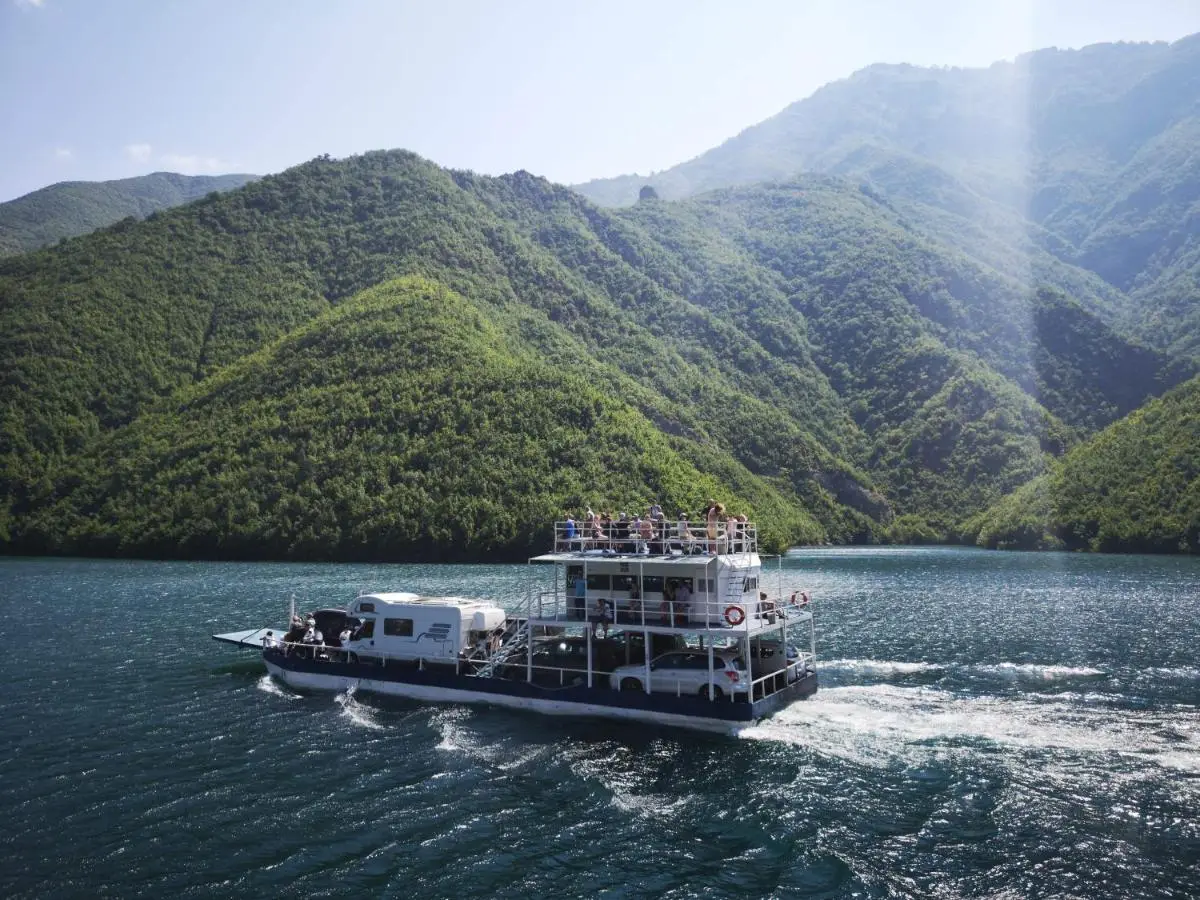 Rozafa Ferry & Accommodation