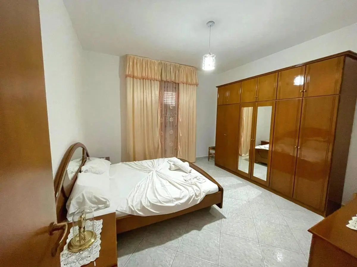 Villa Joli - Spacious Houses with Yard & Parking in Central Vlore