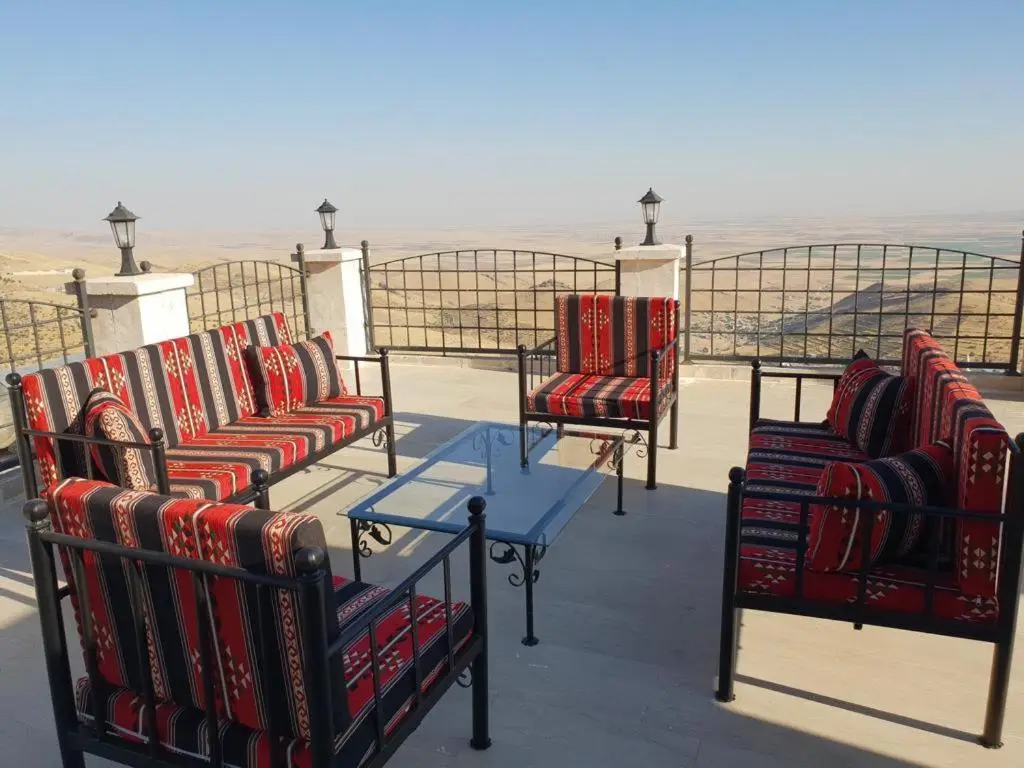 Mardin tarihi ulu Cami yanı, Kale divan konağı