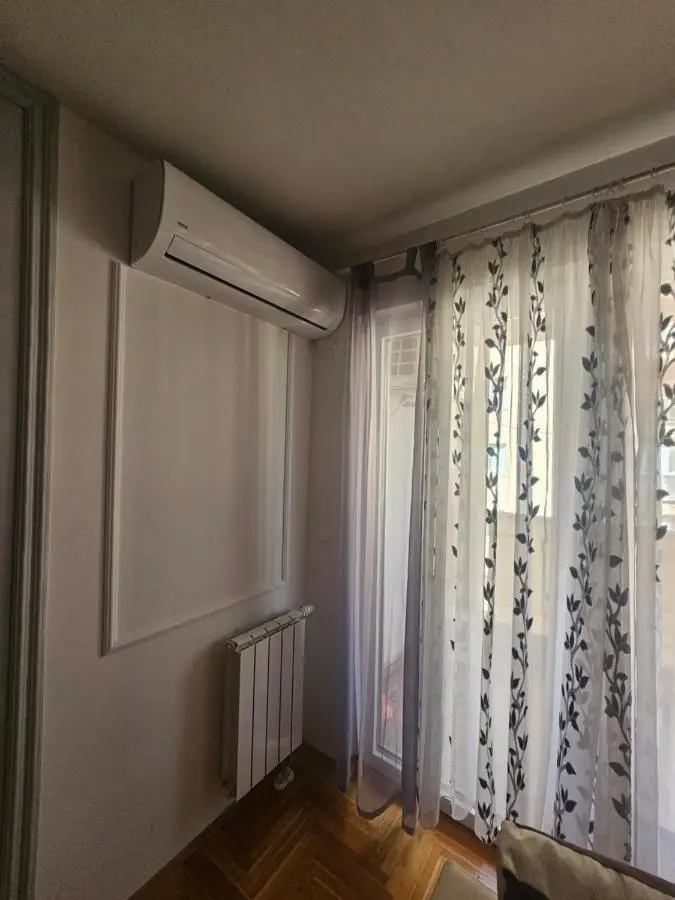 Rejjan Apartments-Spacious 2BR Apartment for 7, Free Parking, Tram to Old Town