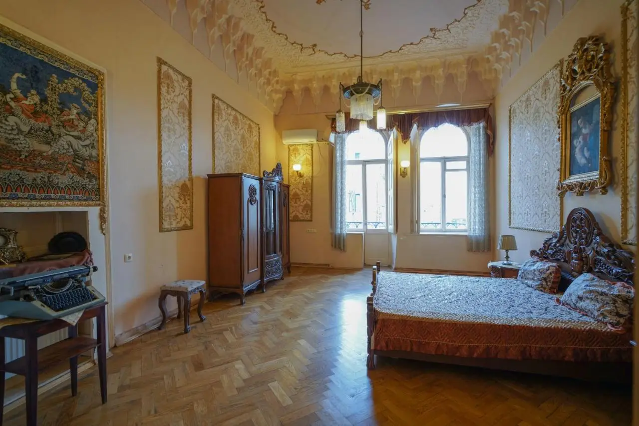 Leon Rooms