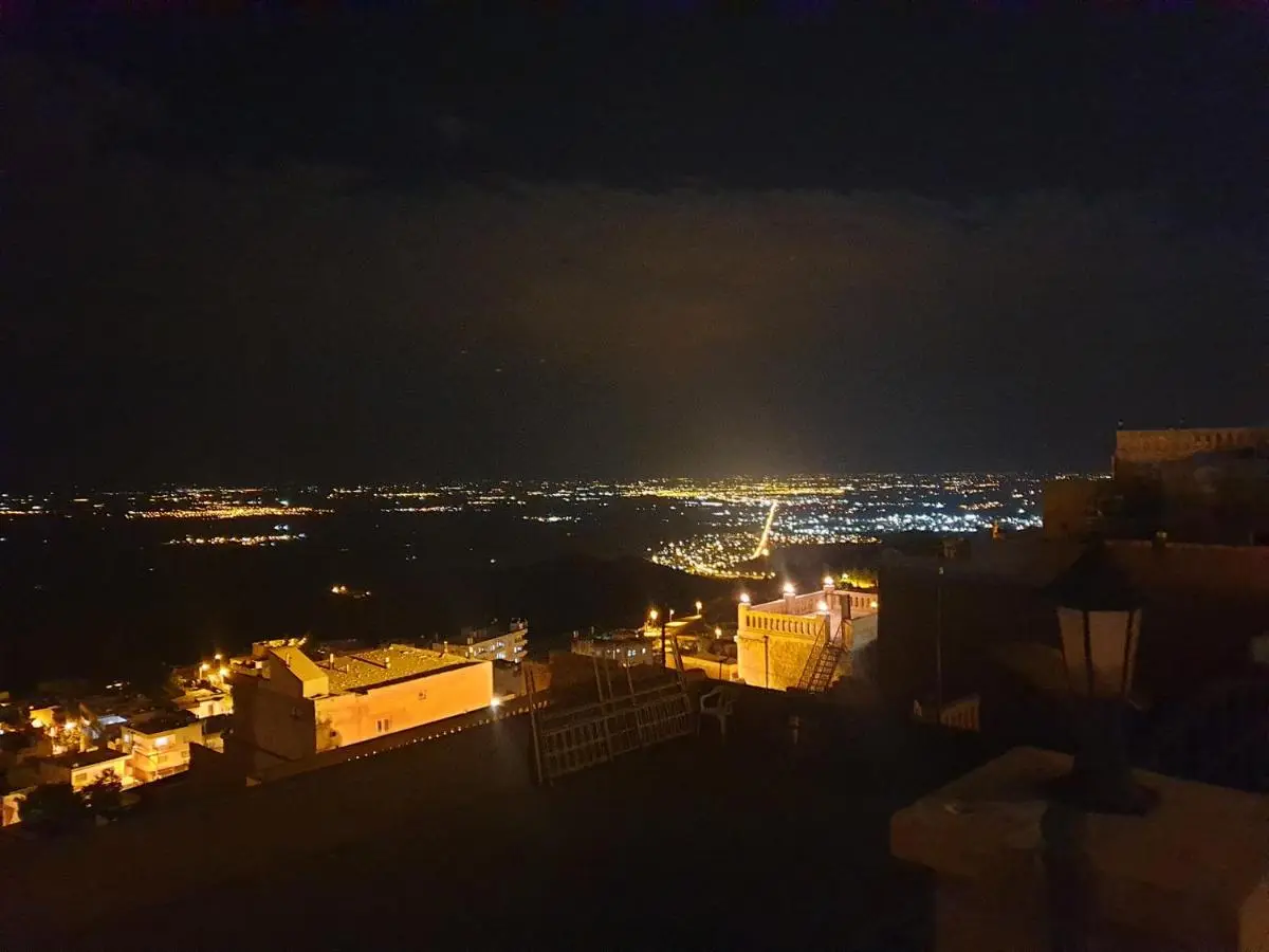 Mardin tarihi ulu Cami yanı, Kale divan konağı