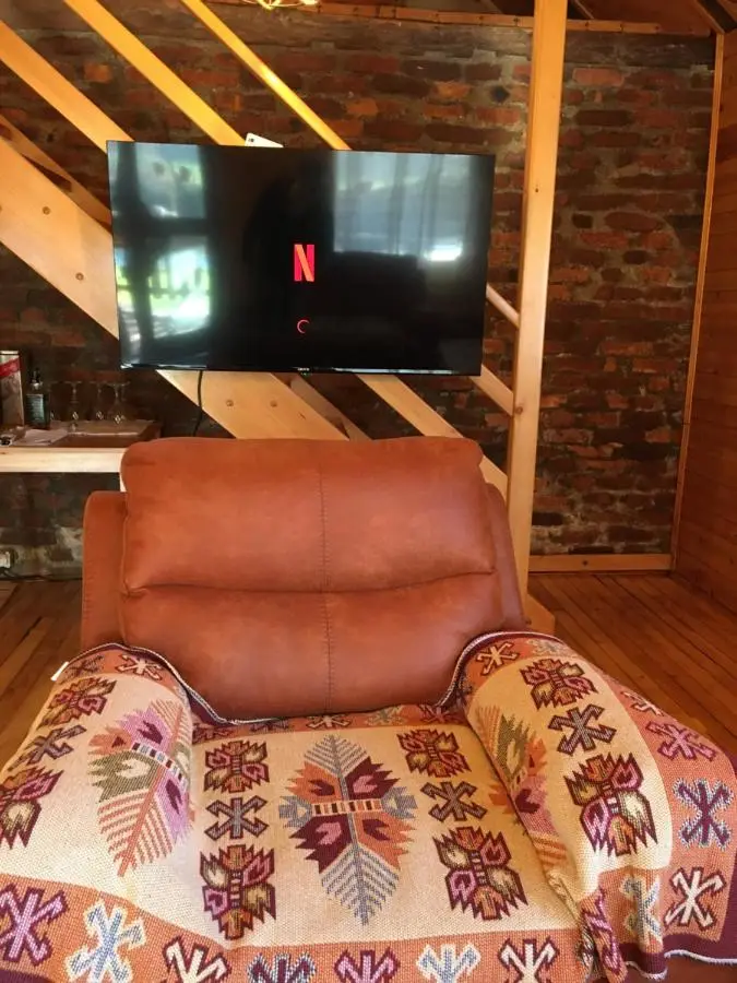 "River paradise" Vikendica sa bazenom, ladarom i kaminom na samoj obali Vrbasa Banja Luka
