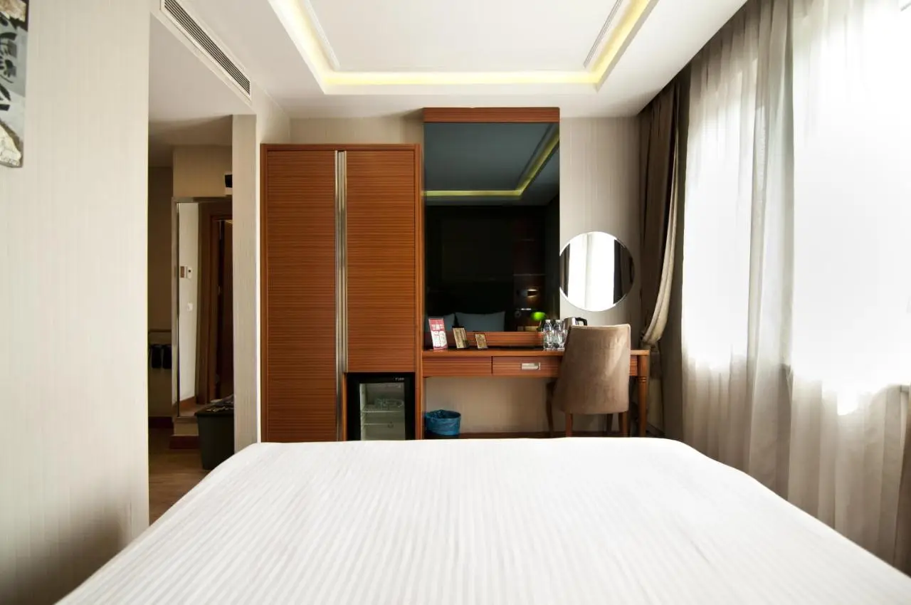 Glorious Hotel