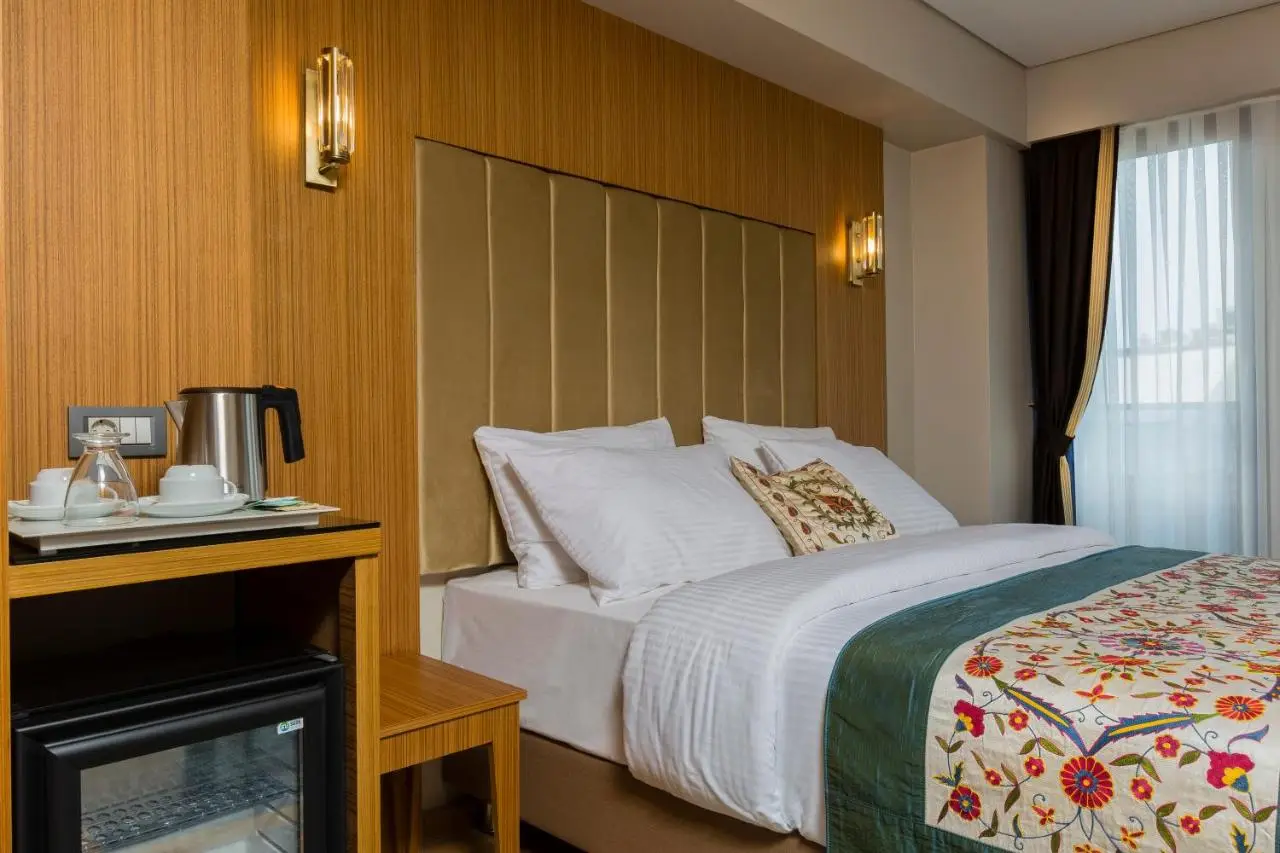 Obelisk Hotel & Suites