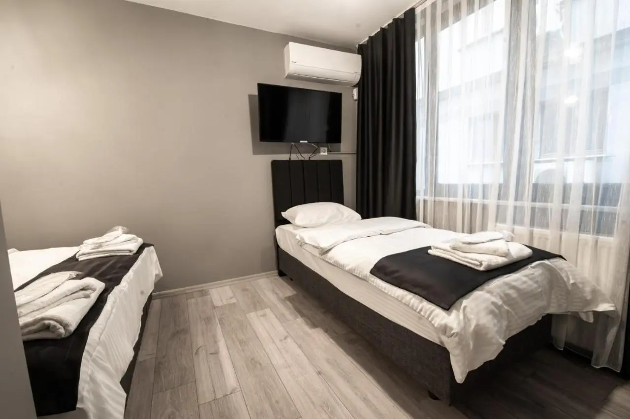 opera wall suite