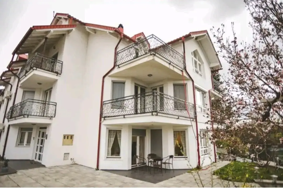 Go2Bihac Villa, 8 bedrooms, 7 bath, 10 aircon.