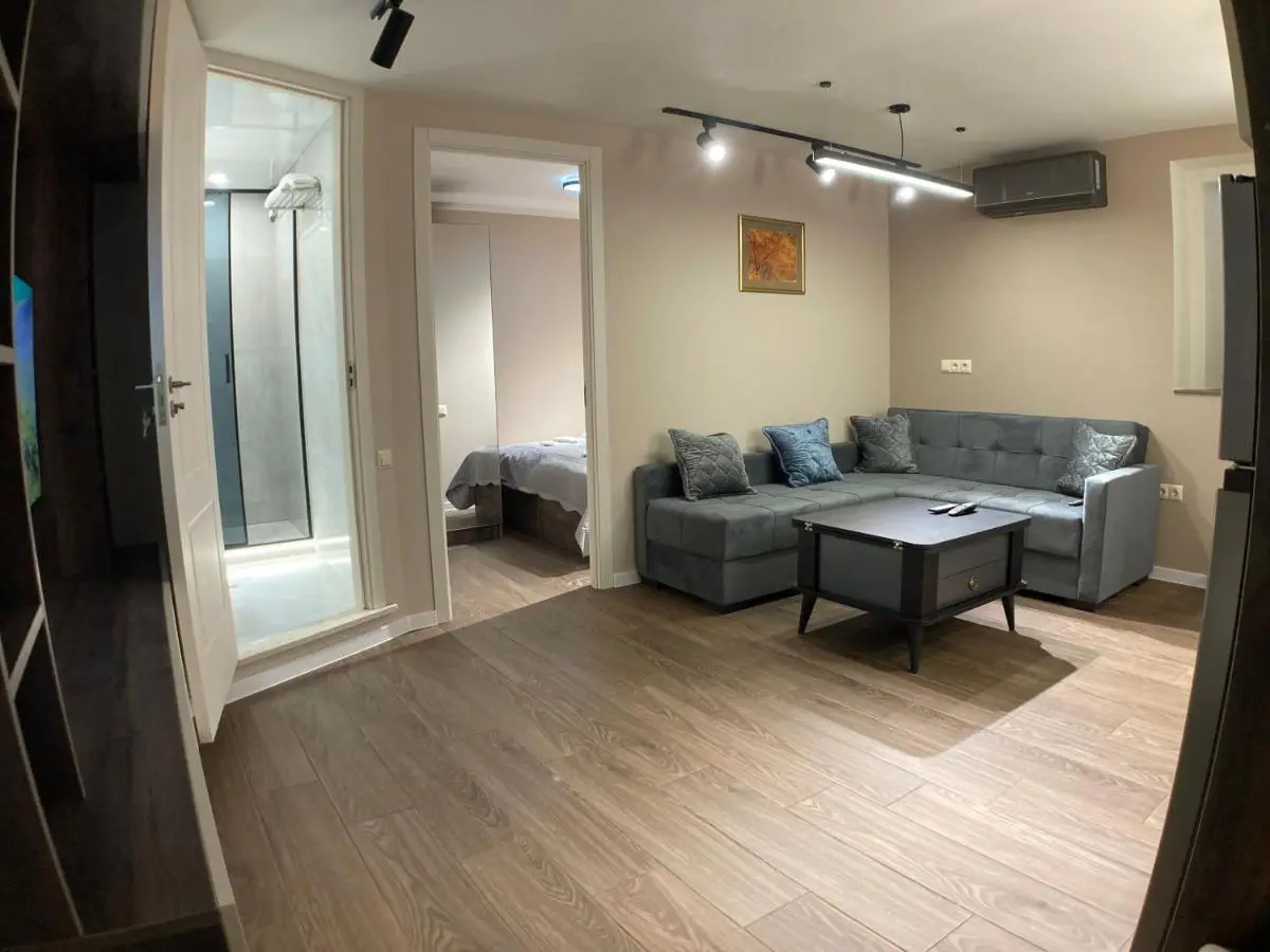 A cozy and comfortable semi-basement apartment
