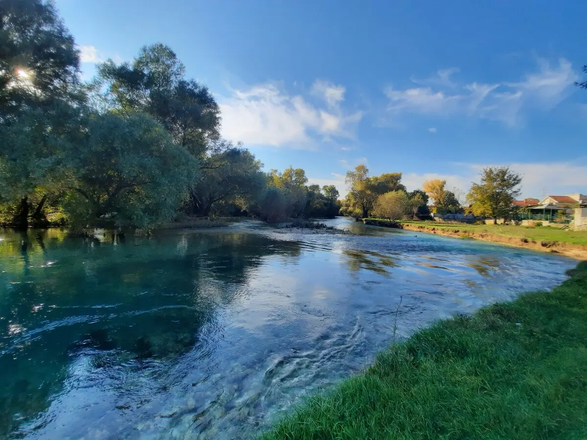Riverside Apartment, pool, river&garden oasis