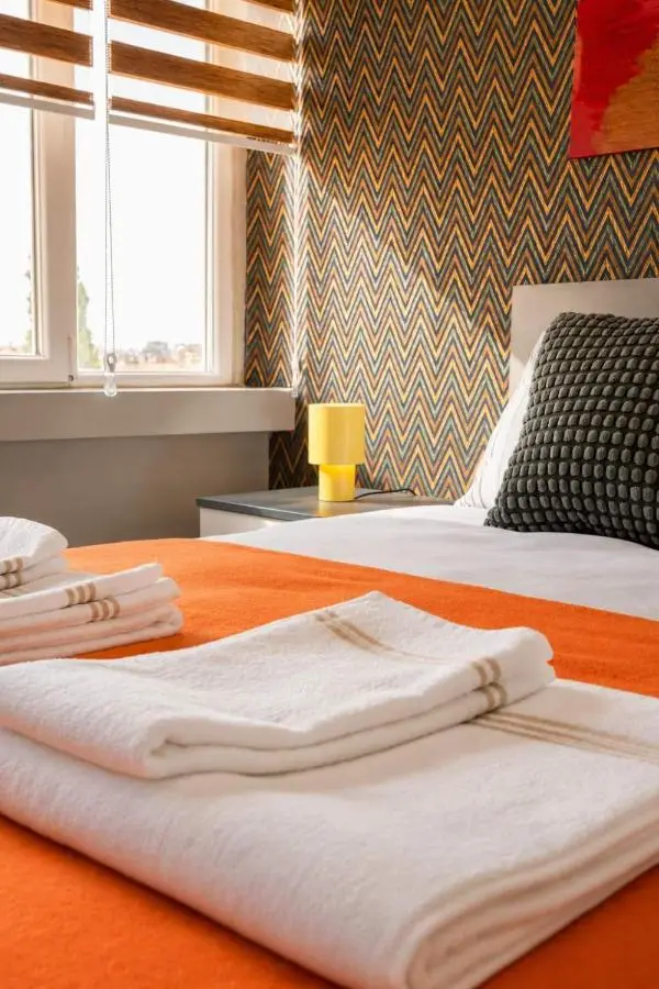Hadrian Modern Amber Apartment in Prime Old Town Location