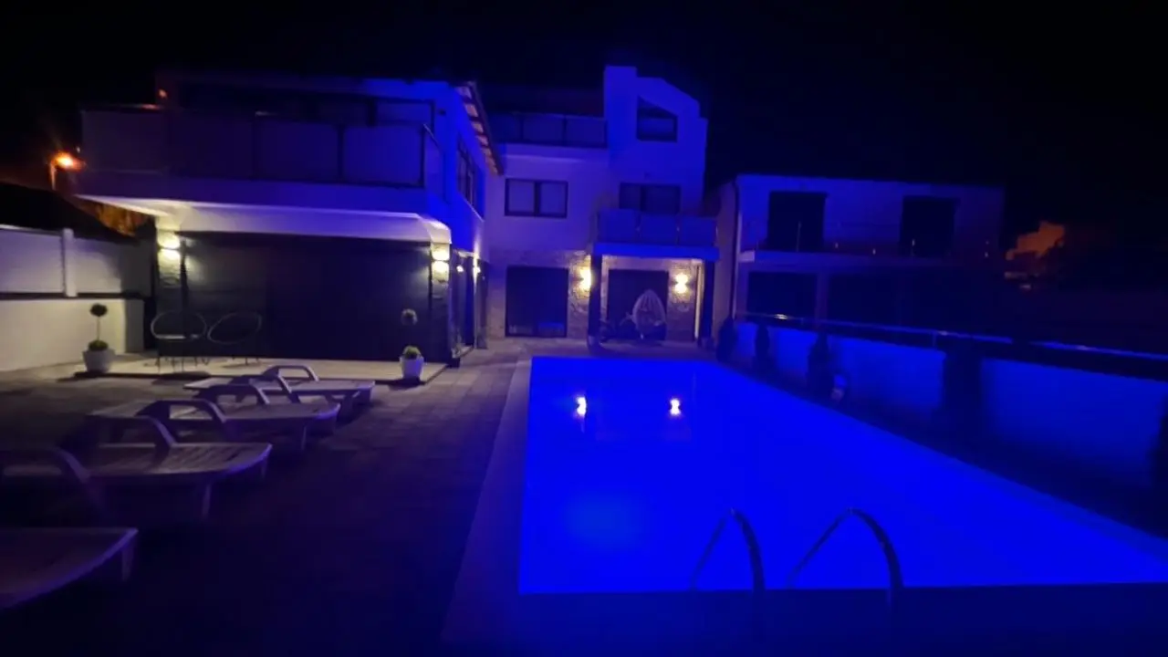 White house Paradise
