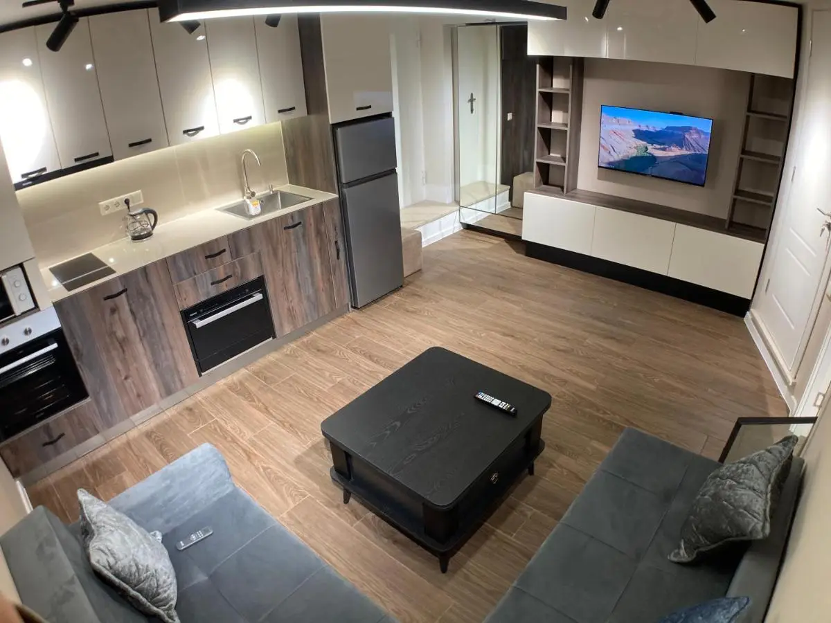 A cozy and comfortable semi-basement apartment