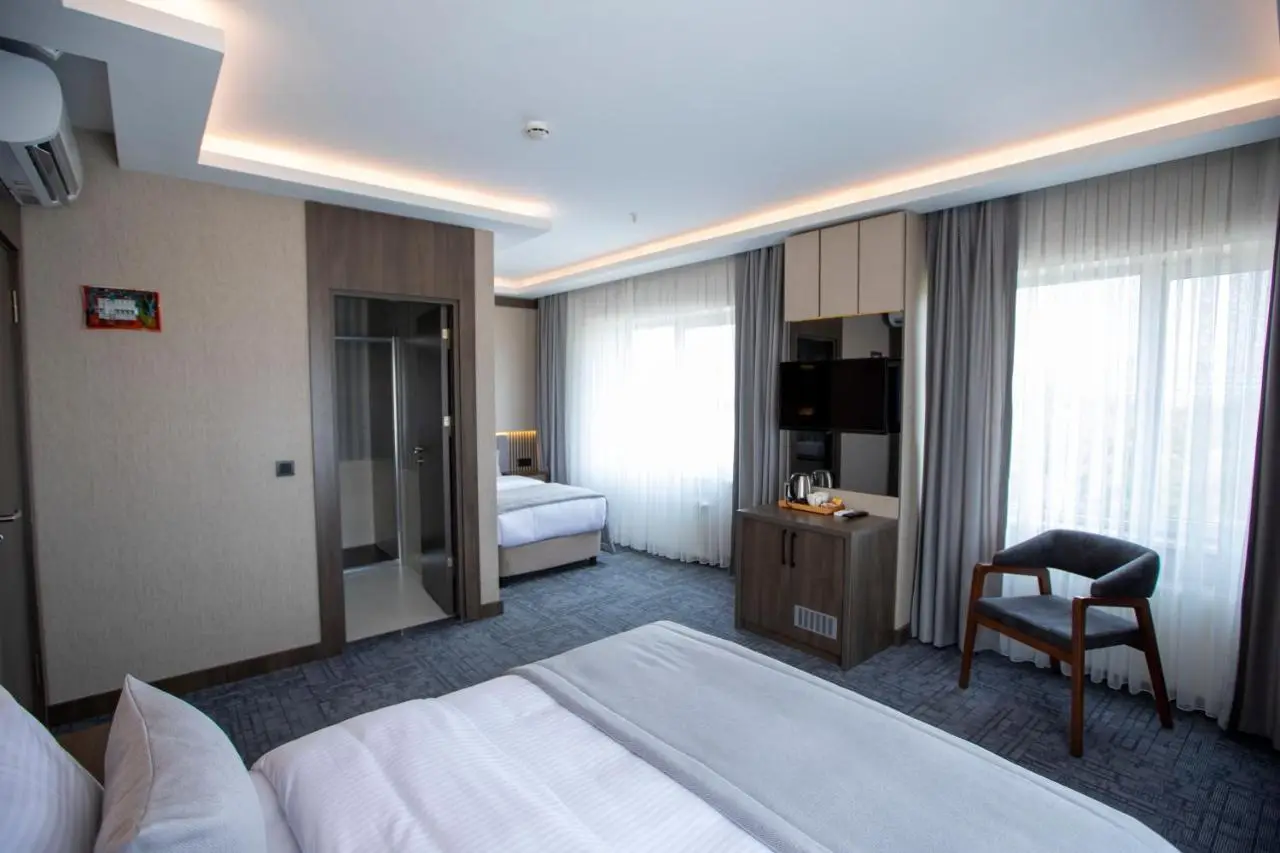 THE GREEN HOTEL
