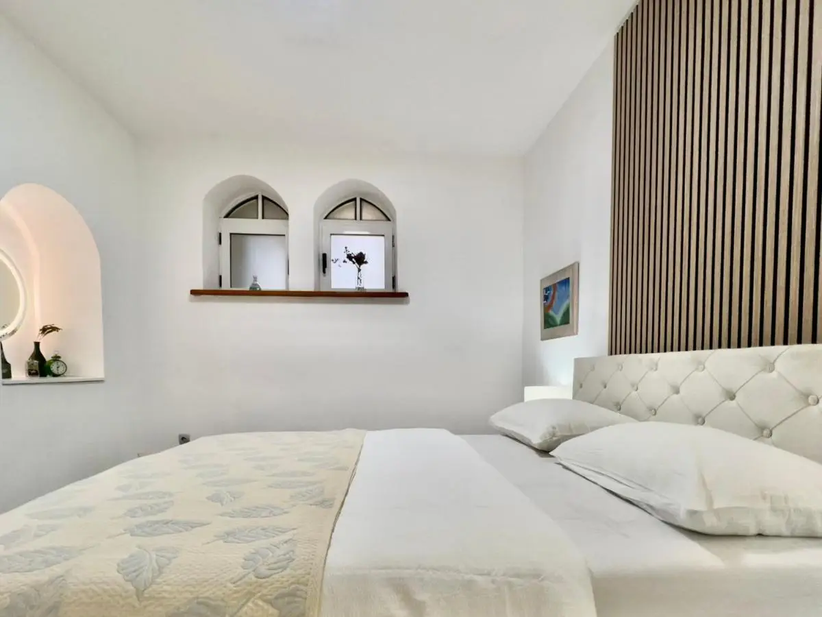 Modern Two-Bedroom Apartment with Garden & Parking