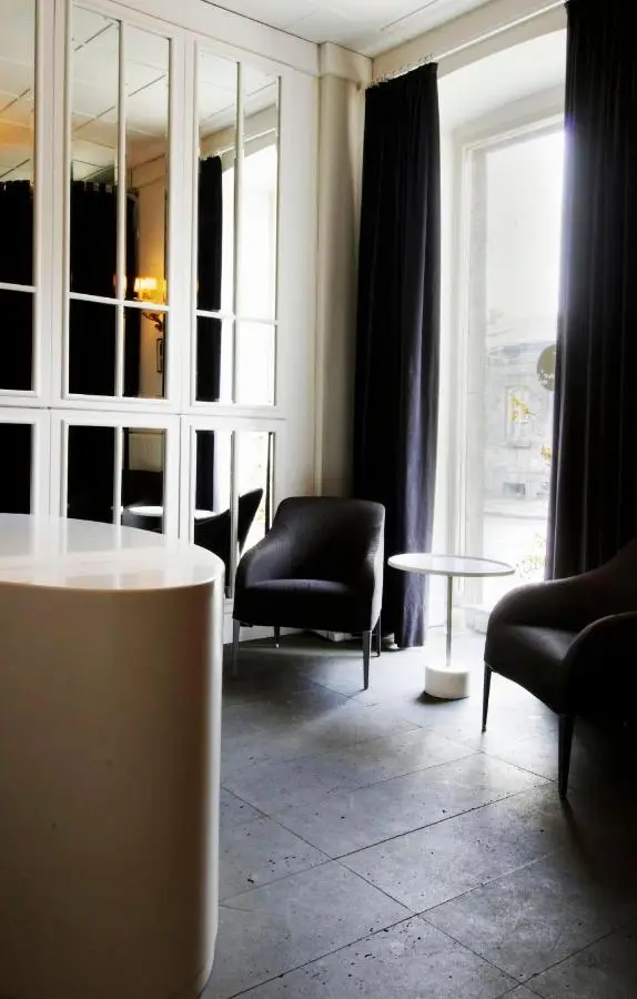 Kar's Hotel
