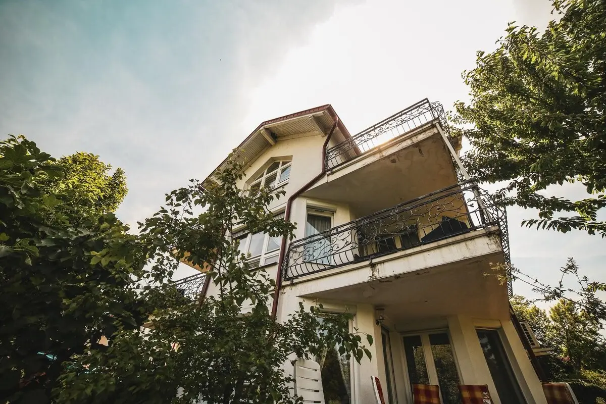 Go2Bihac Villa, 8 bedrooms, 7 bath, 10 aircon.