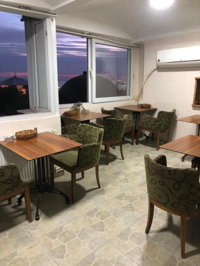 BACHOS HOTEL SULTANAHMET enjoy breakfast on the sea view terrace