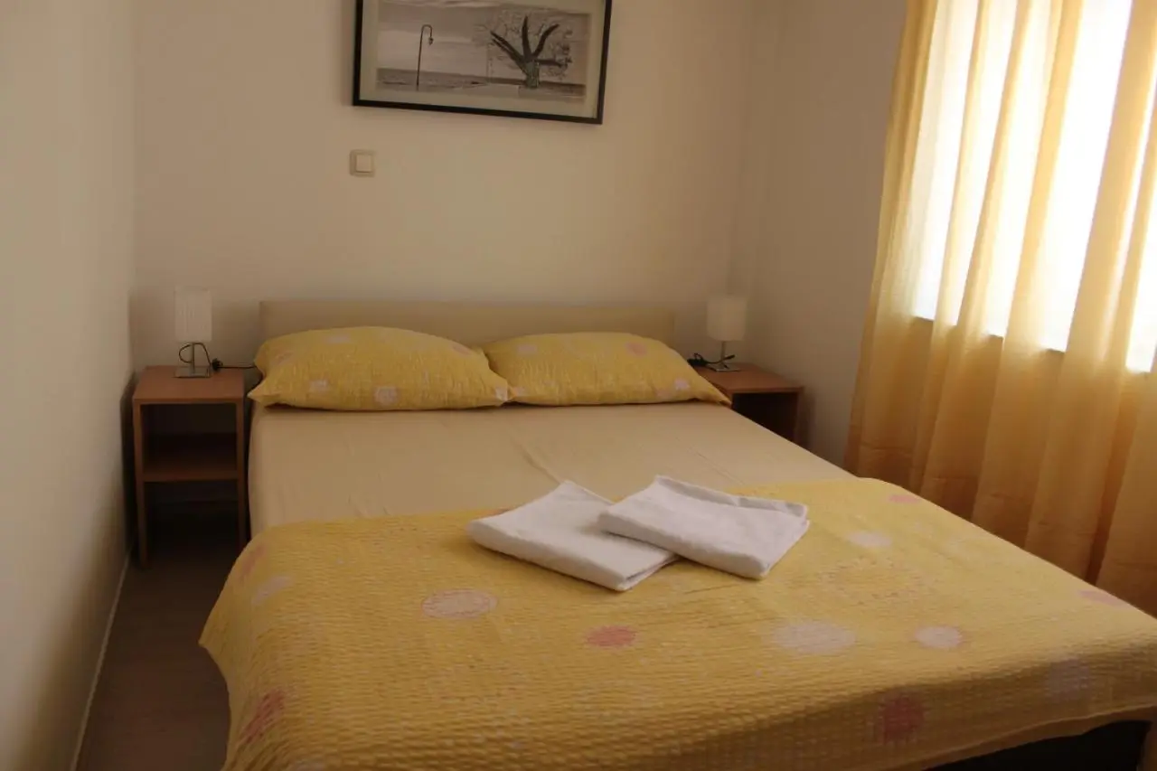 Apartments and rooms Lena