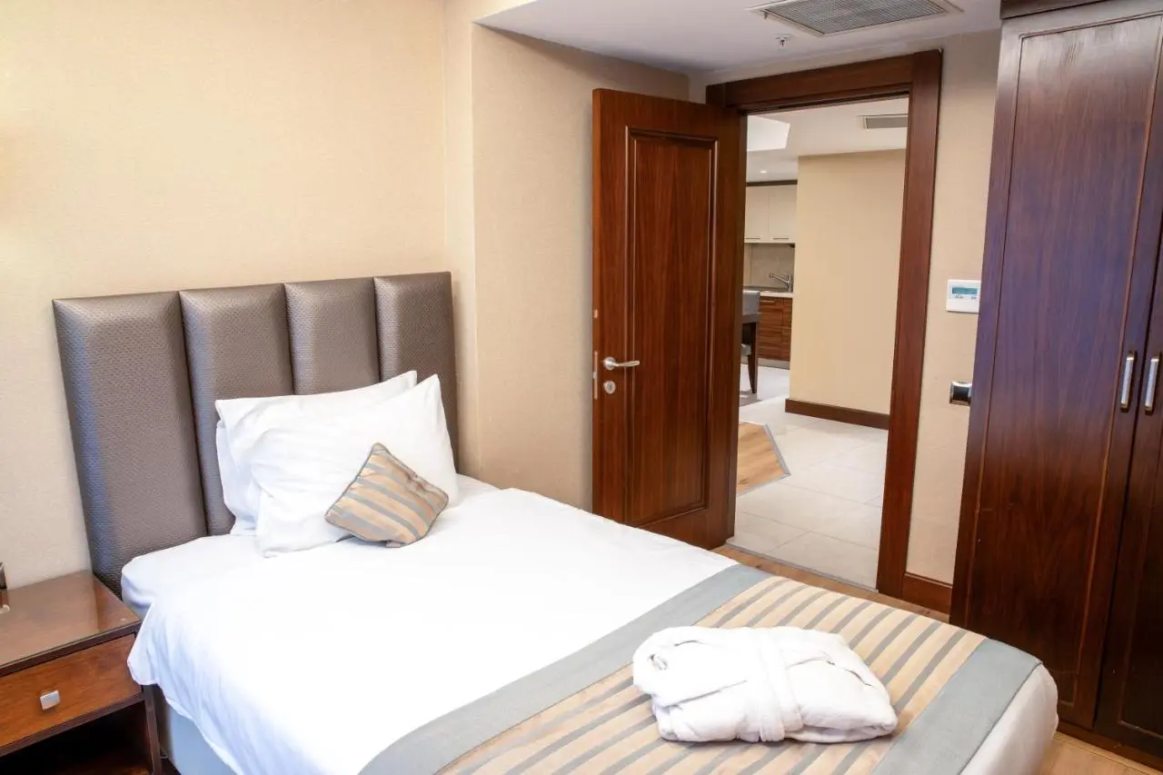 Grand Aras Hotel & Suites