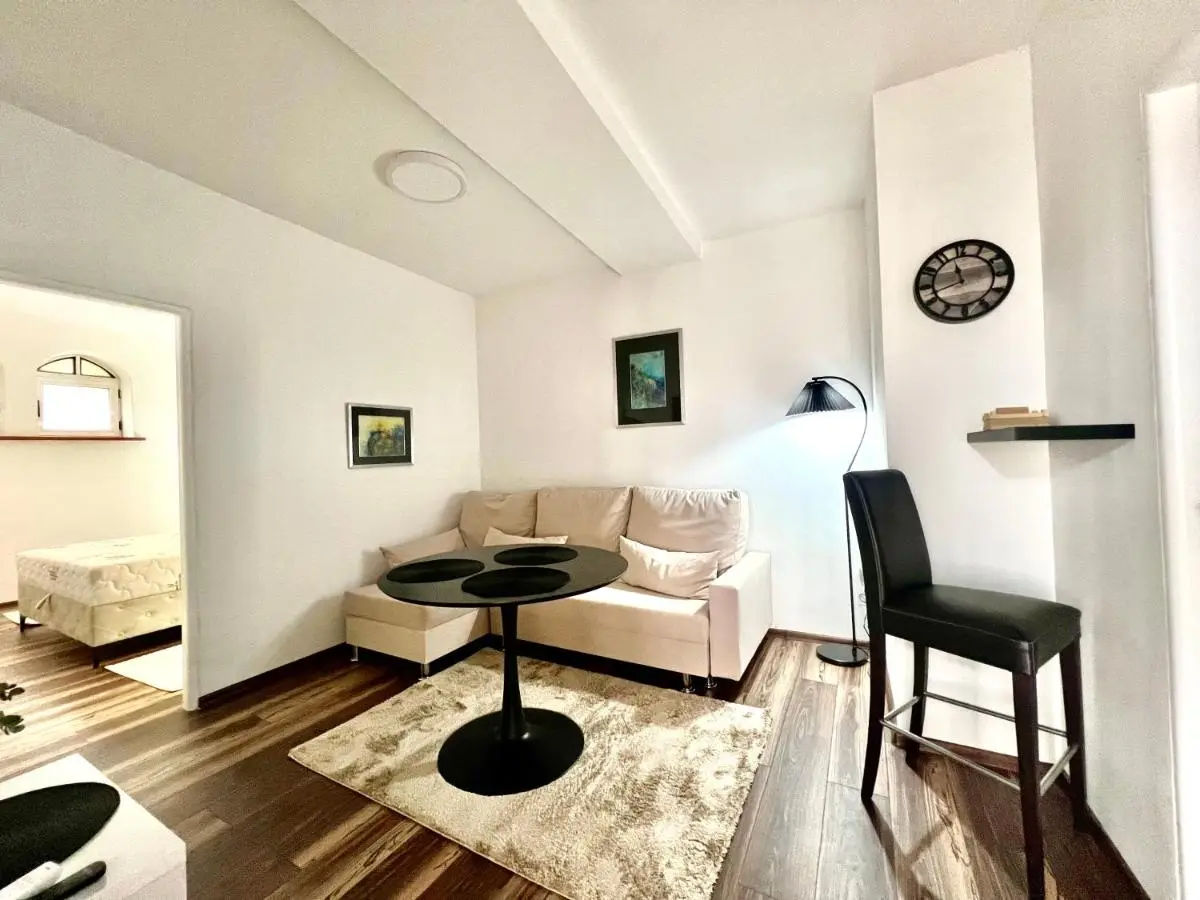Modern Two-Bedroom Apartment with Garden & Parking