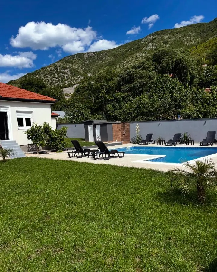 House and pool BajNa