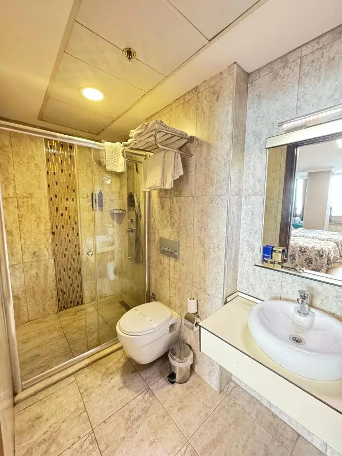 Golden Lounge Hotel