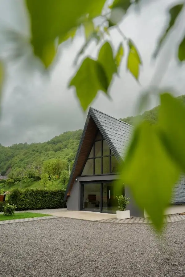 Unea House