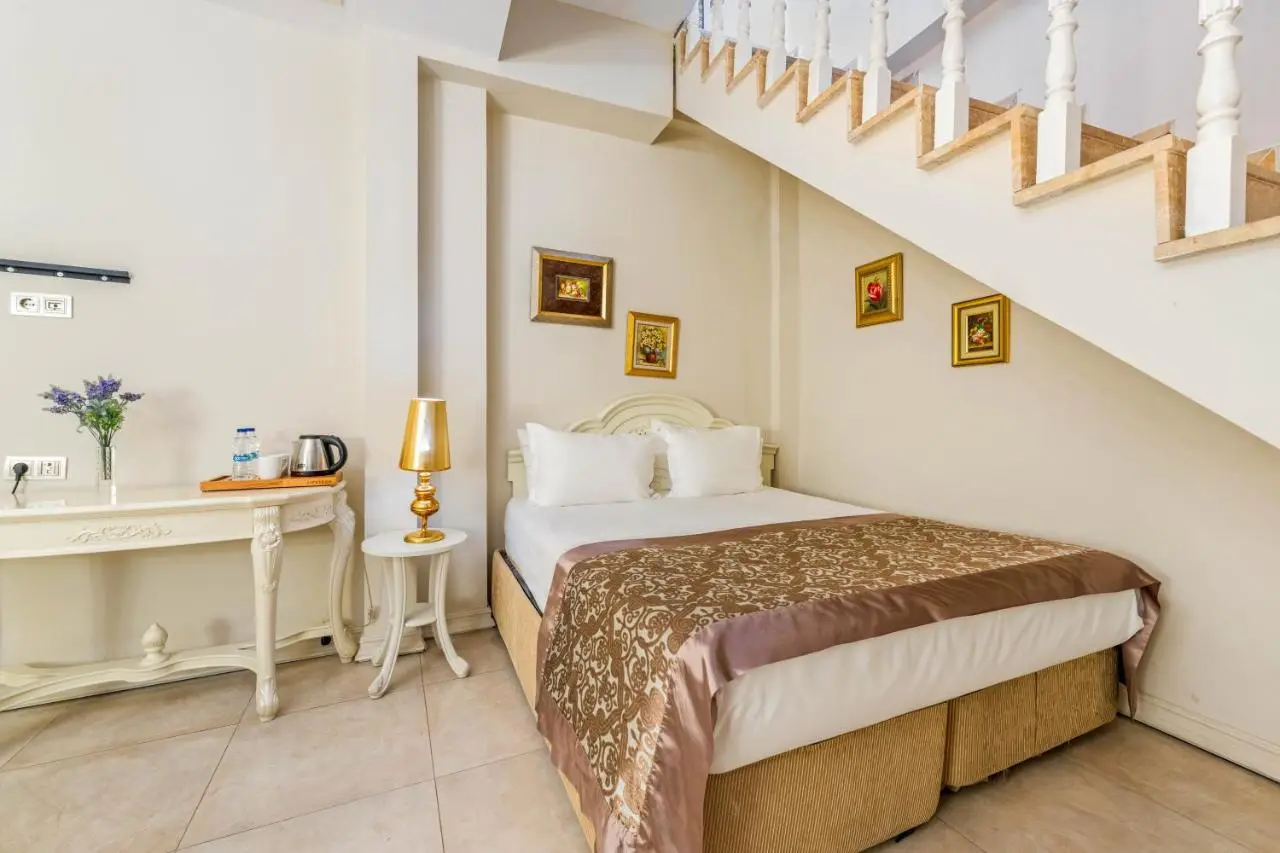 Elegance East Hotel