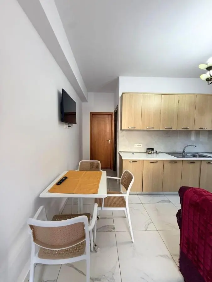 Villa Joli - Spacious Houses with Yard & Parking in Central Vlore