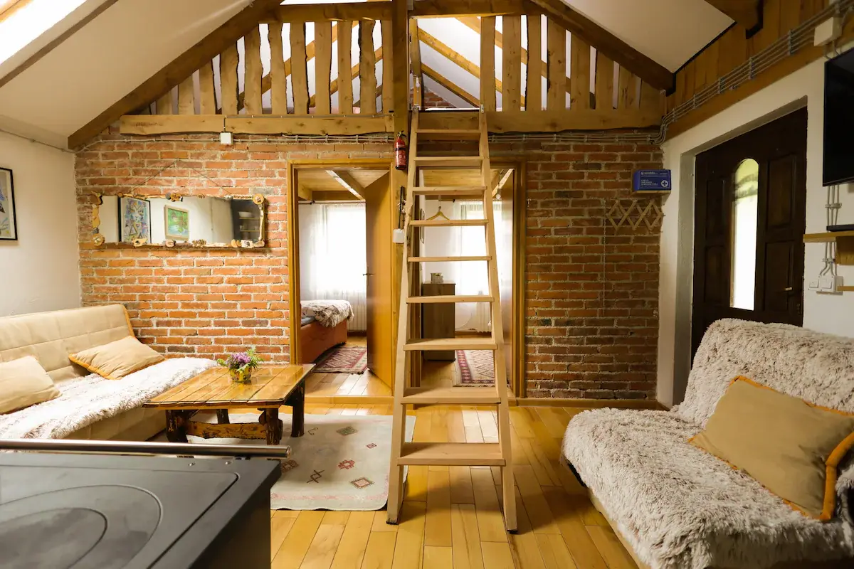 Cozy Off-Grid Cottage w/ Mountain Views By Una NP