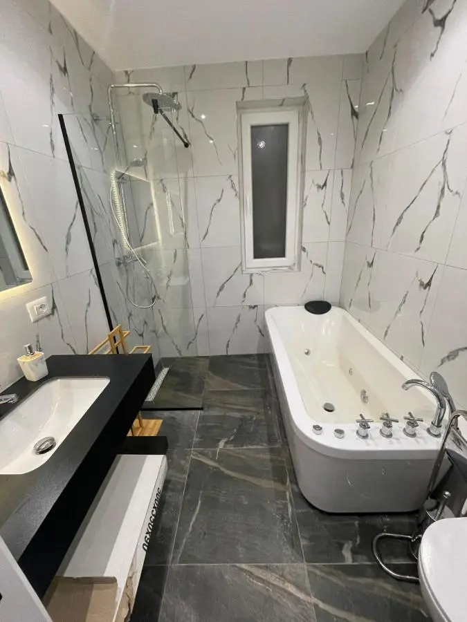 Urban Charm Apt With Jacuzzi
