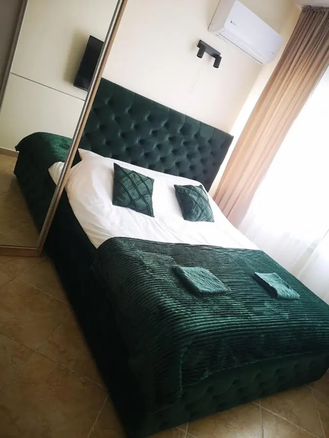 Riviera Deluxe Apartments
