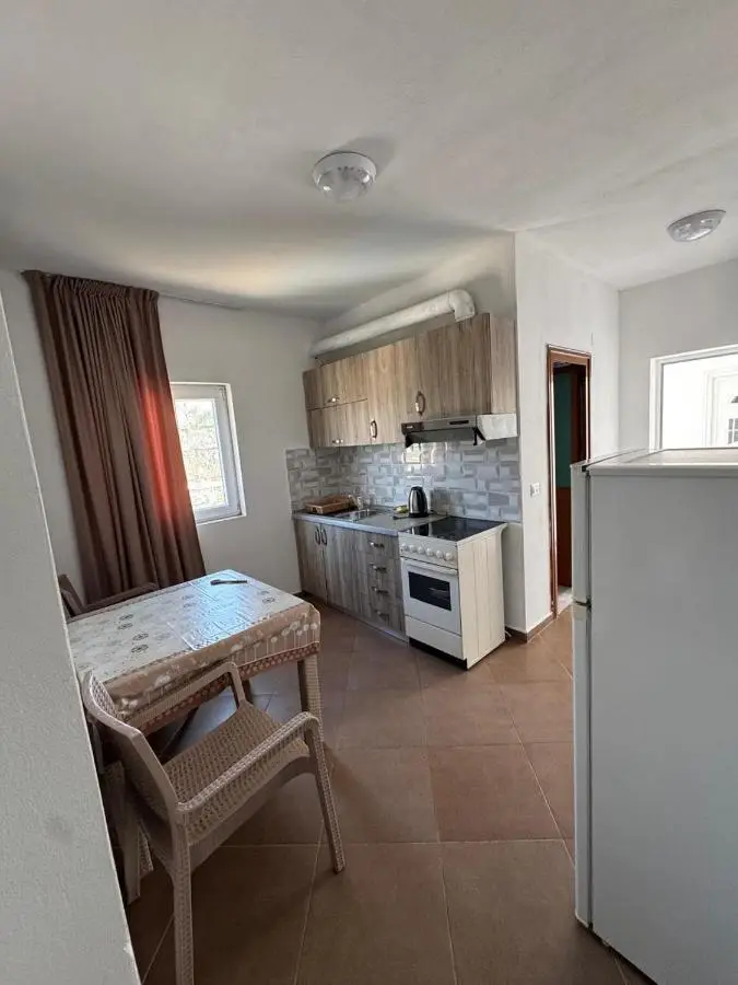 Redi's Seaview Apartments