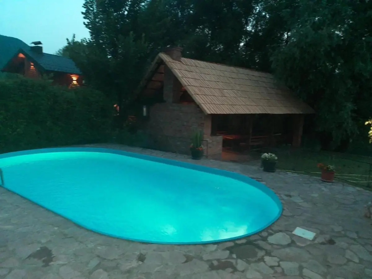 "River paradise" Vikendica sa bazenom, ladarom i kaminom na samoj obali Vrbasa Banja Luka