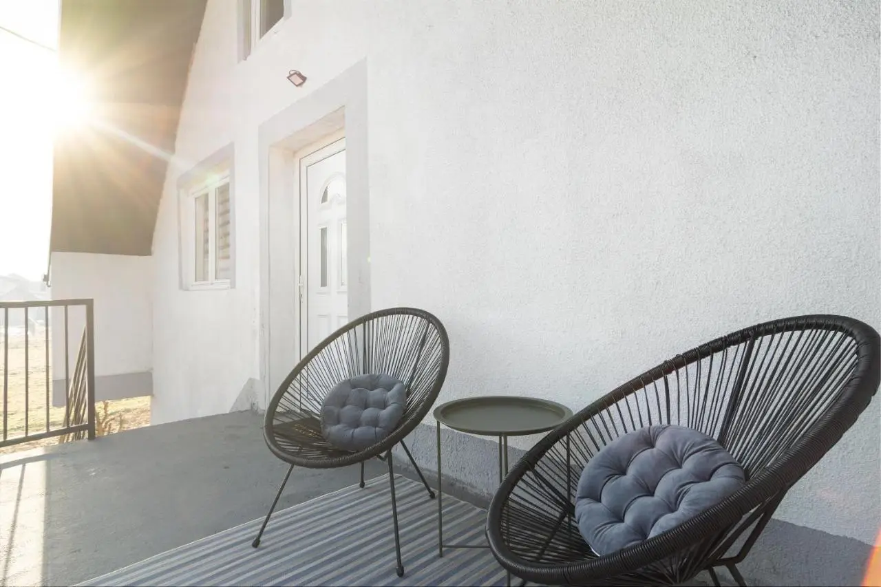 Bright&Cozy flat+balcony near Airport FREE Parking