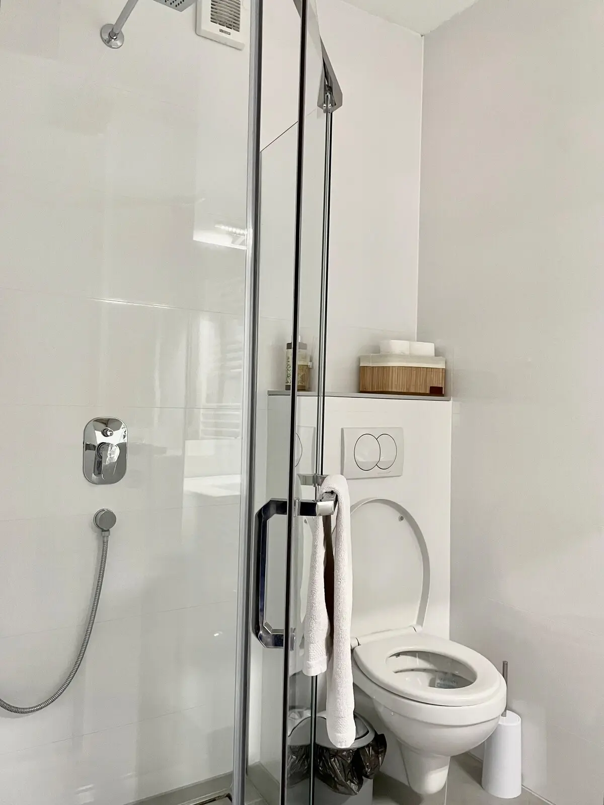 Beautiful White Studio Apartment Lejla