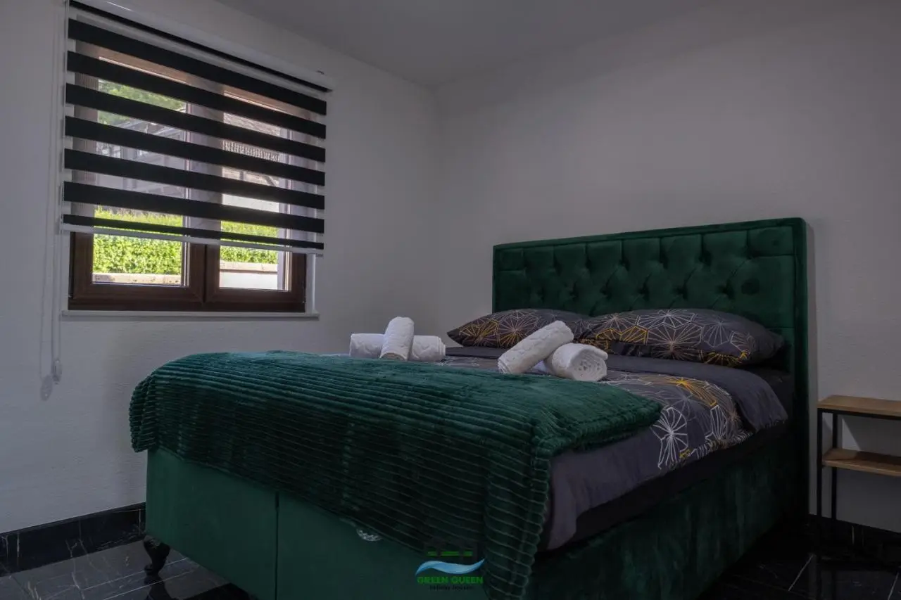 Holiday Houses Green Queen