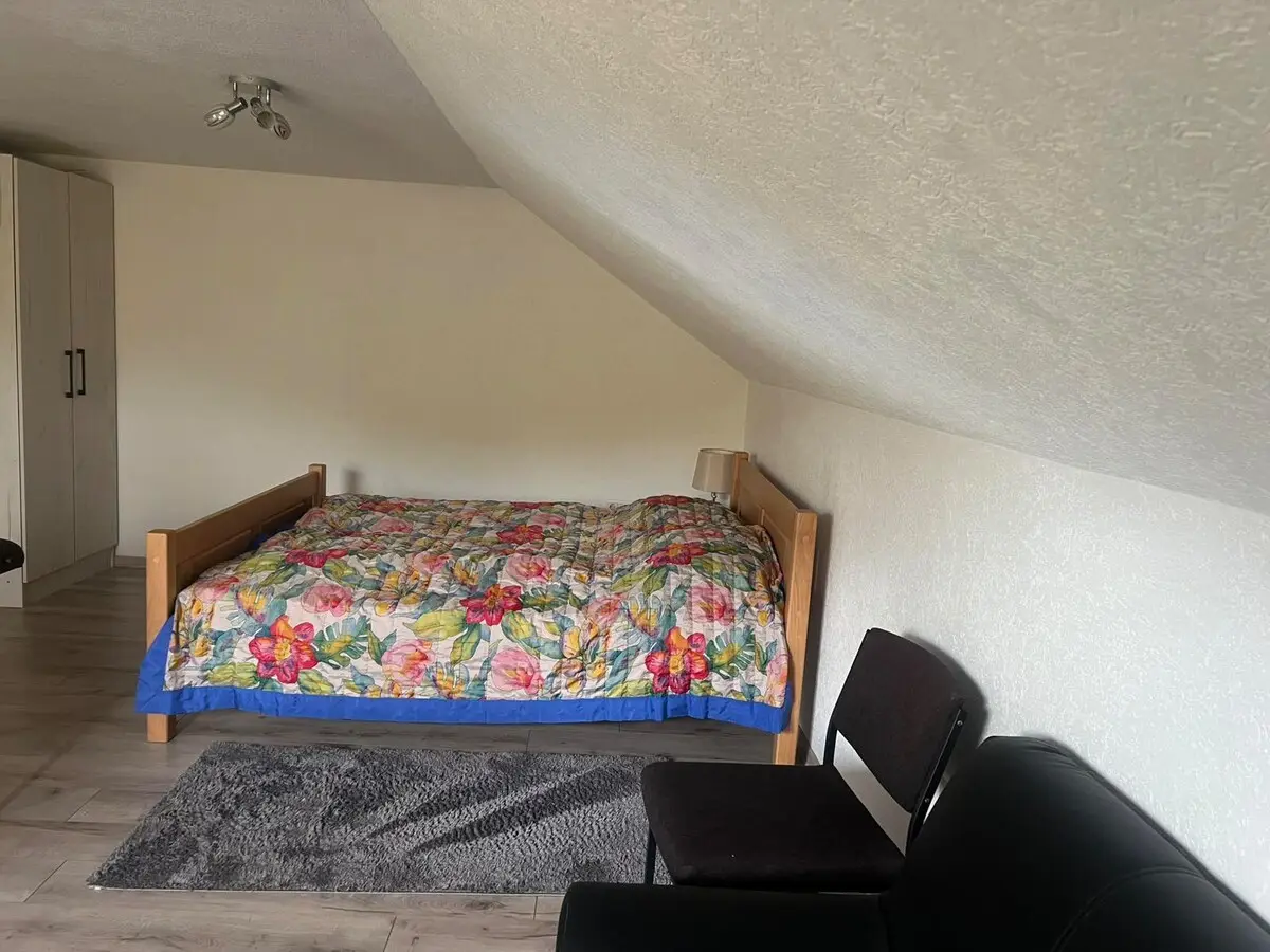 House with a large courtyard and parking, 3 air conditioners!