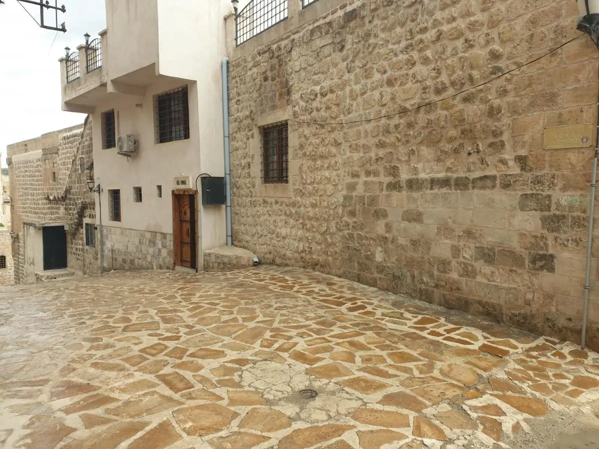 Mardin tarihi ulu Cami yanı, Kale divan konağı