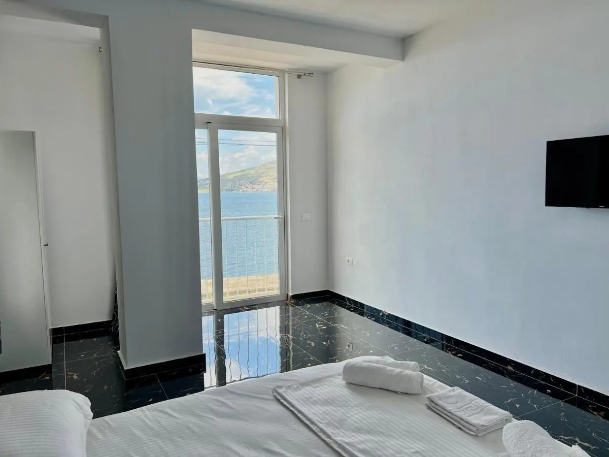 Redi's Seaview Apartments